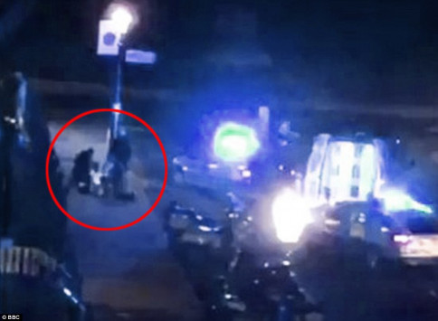 Η στιγμή που οι Αρχές συλλαμβάνουν τον 19χρονο «μοναχικό λύκο» του Λονδίνου (vid)