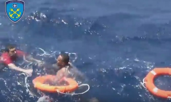 Η διάσωση των προσφύγων και μεταναστών από το Λιμενικό στο πρωινό ναυάγιο