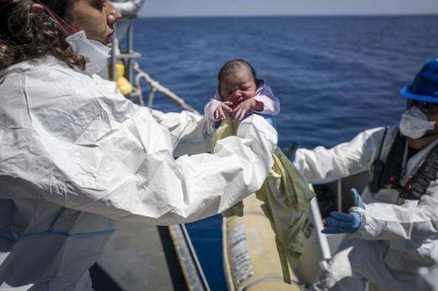 Μωρό γεννήθηκε πάνω σε Ιταλικό διασωστικό πλοίο προσφύγων – Το 3ο που γεννιέται σε 5 εβδομάδες (φωτό)