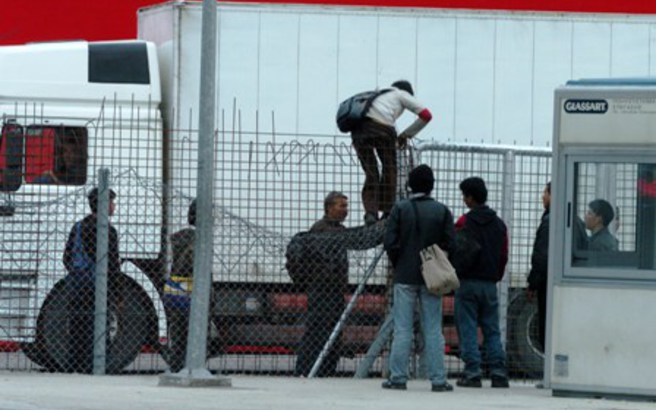 Associated Press: «Επικερδές το καλοκαίρι για τους λαθροδιακινητές στη βόρεια Ελλάδα»