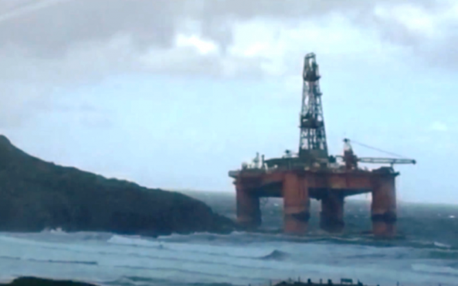 Πλατφόρμα άντλησης πετρελαίου ακυβέρνητη στα κύματα (vid)