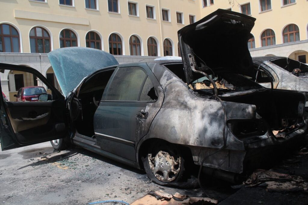 Δείτε βίντεο από την επίθεση με μολότοφ στην Ιερά Μονή Πετράκη