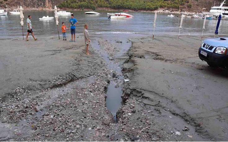 Αργολίδα: «Βομβαρδισμένη» η παραλία στο Τολό από την καταιγίδα (vid)