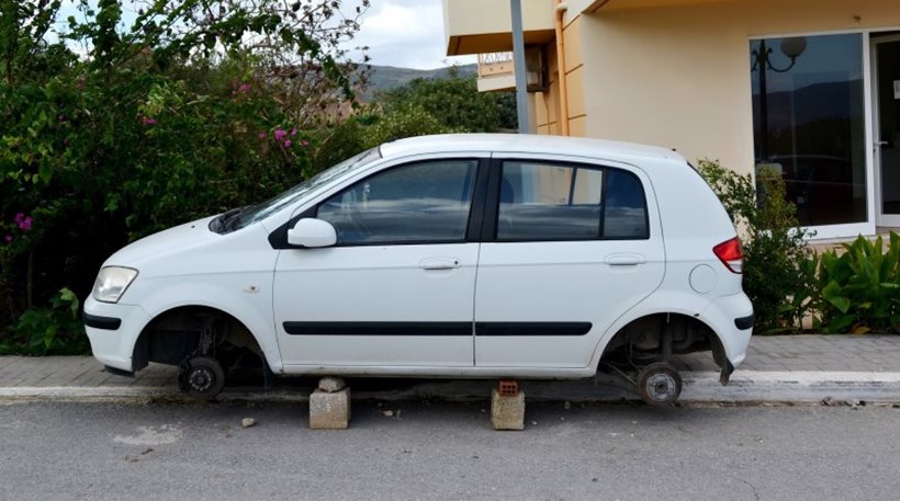 Έκλεψαν τις ρόδες από δυο οχήματα και τα πυρπόλησαν