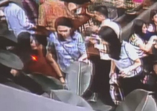 Η στιγμή που νεαρή φοιτήτρια πεθαίνει από το δηλητήριο που της έριξε στον καφέ η φίλη της (vid)