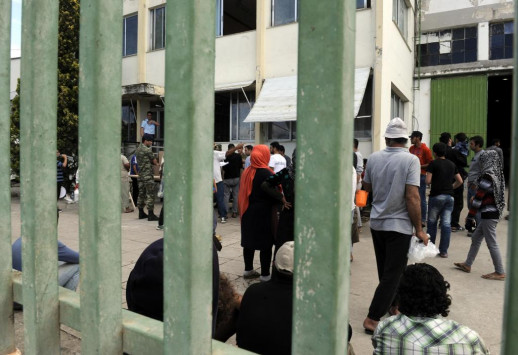 Θεσσαλονίκη: Πρόσφυγας μαχαίρωσε στον λαιμό αστυνομικό στο κέντρο διαμονής στη Σίνδο