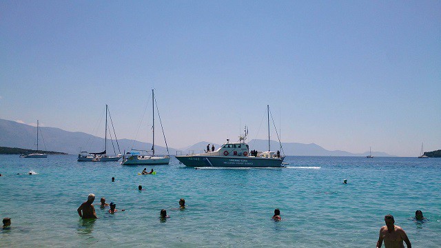 Το Λιμενικό έδιωξε τα σκάφη που είχαν φτάσει 10μ από την ακτή στην παραλία Βαθυαβάλι στην Πάλαιρο