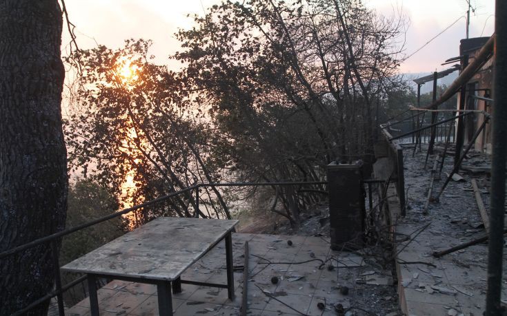 Ζημιές σε σπίτια από την πυρκαγιά στο Πόρτο Λάφια της Εύβοιας