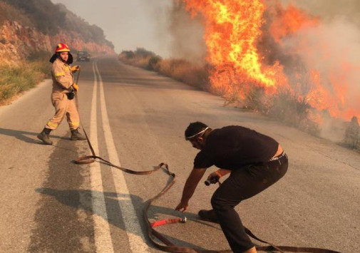 Μαίνονται τα πύρινα μέτωπα σε Αλμυροπόταμο Ευβοίας και Τζια – Ολονύχτια μάχη με τους ανέμους προβλέπουν οι πυροσβέστες (vid)