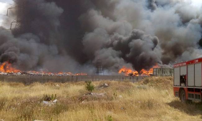 Σε εξέλιξη μεγάλη φωτιά σε αποθήκη με εύφλεκτα υλικά στη Φάκα Ασπροπύργου