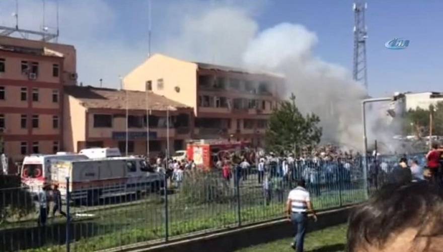 EKTAKTO: Tρεις νεκροί από ισχυρή έκρηξη σε αστυνομικό τμήμα της επαρχίας Έλαζιγ στην Τουρκία (φωτό & βίντεο)