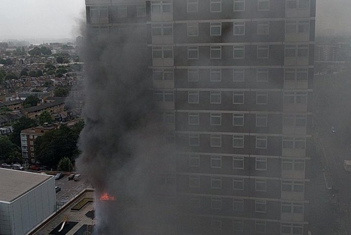 Λονδίνο: Στις φλόγες 19όροφη πολυκατοικία- Φόβοι για εγκλωβισμένους (φωτό,vid)