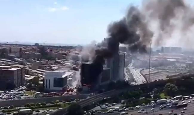 Πυρκαγιά ξέσπασε σε πολυώροφο κτίριο στην Κωνσταντινούπολη (vid)