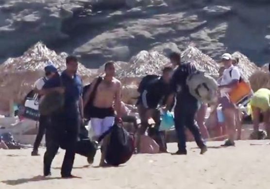 Μετανάστες αποβιβάστηκαν και σε παραλία της Μυκόνου (βίντεο)