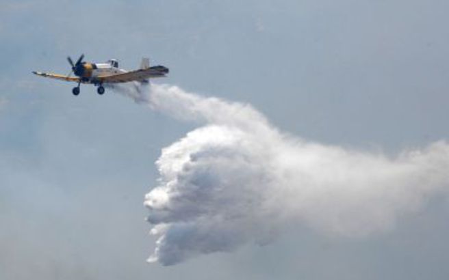 Σε εξέλιξη η φωτιά στις Αιγές Ακράτας