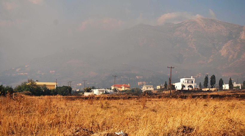 Φωτιά ξέσπασε πάλι στην Κάρυστο στην περιοχή Κατσαρώνι