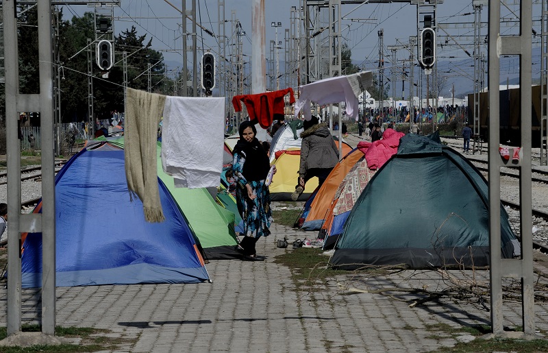 Μετανάστες σε όλους τους δήμους της Ελλάδας προκειμένου να «ανασάνουν» τα νησιά