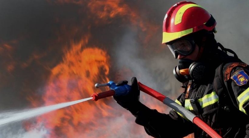 Φωτιά ξέσπασε σε αποθήκη στον Άγιο Ιωάννη Ρέντη- Επιχειρούν 8 οχήματα