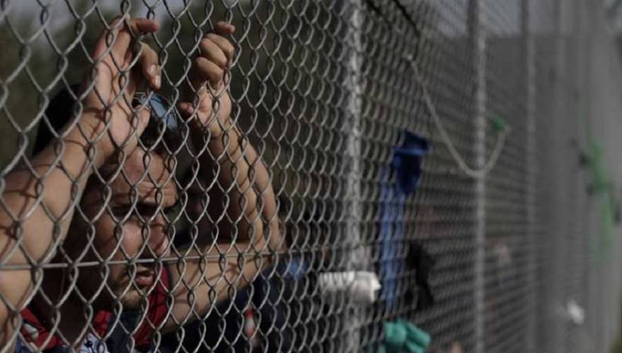 Guardian: «Με τι ασχολούνται οι Αλβανοί στα ελληνικά κέντρα διαμονής μεταναστών; Με ναρκωτικά και δουλεμπόριο»!