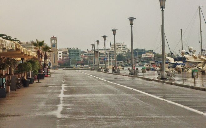 Επεισόδια στο κέντρο του Βόλου κατά την απομάκρυνση περιπτέρου