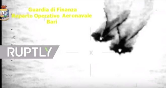 Ιταλία: Καρέ καρέ η καταδίωξη σκάφους που μεταφέρει ναρκωτικά (vid)