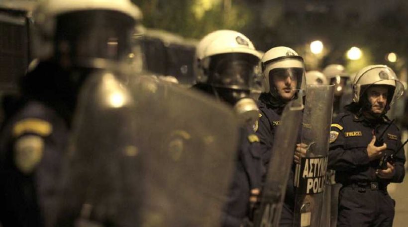 Επίθεση με πέτρες σε διμοιρία των ΜΑΤ κοντά στα γραφεία του ΠΑΣΟΚ -Συνελήφθη 19χρονος