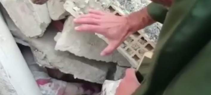Σεισμός Ιταλία: Διασώστης δίνει κουράγιο σε παγιδευμένη γυναίκα (vid)
