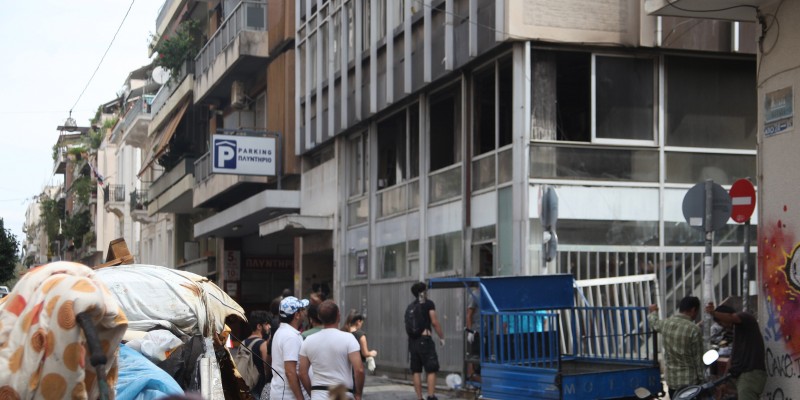Εμπρηστική επίθεση σε κτίριο που διαμένουν μετανάστες στα Εξάρχεια