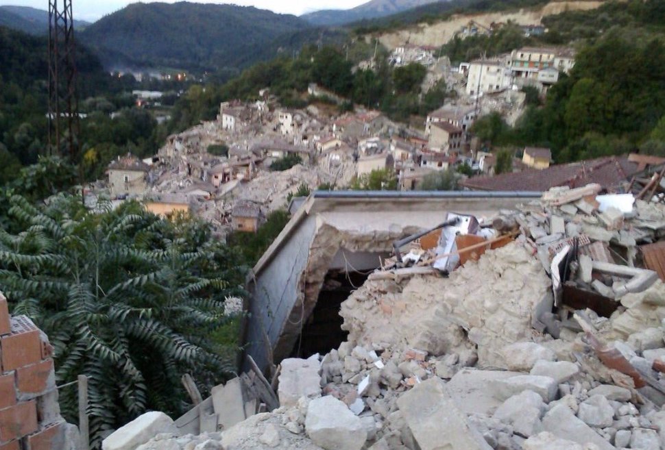 Ιταλία: Εικόνες «αποκάλυψης» από το σεισμό των 6,2 Ρίχτερ – Στους 14 έχουν φτάσει οι νεκροί (φωτό, vid)