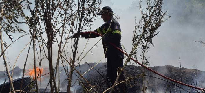 Σε ύφεση η πυρκαγιά στο Ελαφονήσι -Τραυματίστηκε ελαφρά ένας πυροσβέστης