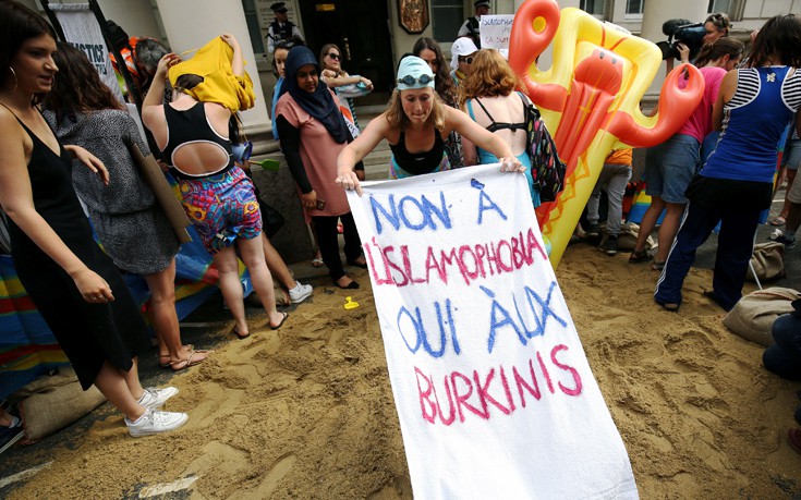 Διαδήλωση στο Λονδίνο κατά της ισλαμοφοβίας και της απαγόρευσης του μπουρκίνι στην Γαλλία [φωτό]