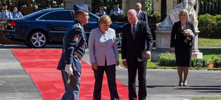 Οπλισμένος άνδρας προσπάθησε να εμποδίσει την αυτοκινητοπομπή της Μέρκελ στην Πράγα