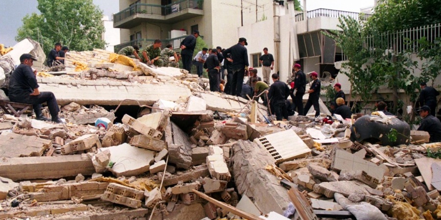 Το καταστροφικό  κτύπημα του Eγκέλαδου στην Ιταλία και ο φονικός σεισμός στις Αλκυονίδες το 1981 – Τι σχέση έχουν;