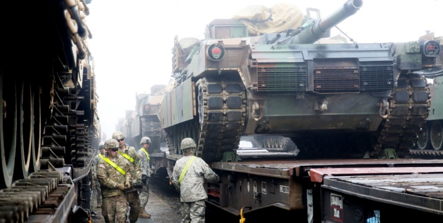 Αμερικανικά άρματα μάχης M1A2 φορτώθηκαν σε συρμούς και κατευθύνονται  σε Πολωνία και Ουκρανία