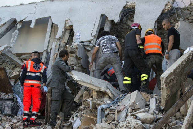 Η στιγμή που σκύλος εντοπίζεται ζωντανός κάτω από τα συντρίμμια στο Αματρίτσε (vid)