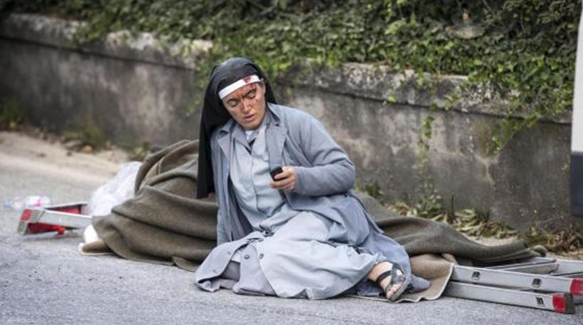 Σεισμός Ιταλία: Συγκλονίζουν οι ανθρώπινες ιστορίες των επιζώντων – Η εικόνα της τραυματισμένης καλόγριας που σώθηκε από θαύμα (φωτό)