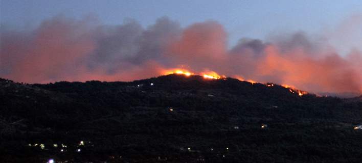 Σε εξέλιξη μεγάλη πυρκαγιά και στη Χίο -6 τραυματίες στην περιοχή Σιδηρούντα (vid)