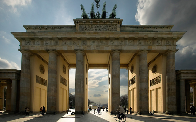 Γερμανοί πολίτες σκαρφάλωσαν στην Πύλη του Βρανδεμβούργου διαμαρτυρόμενοι για την μουσουλμανική εισβολή στην Ευρώπη