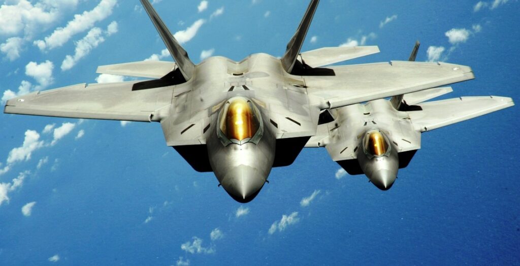 Επαίρονται οι Αμερικανοί πιλότοι των F-22: «Είχαμε γίνει η σκιά των συριακών Su-24 αλλά ποτέ δεν κατάλαβαν ότι ήμασταν εκεί»