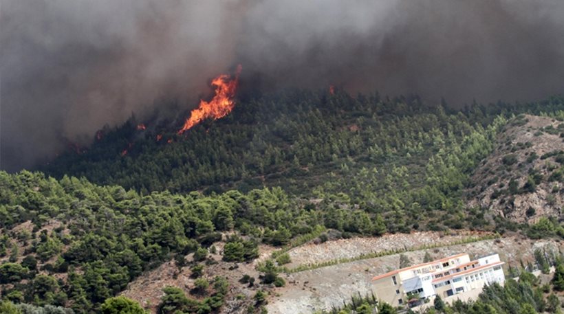 Σε ύφεση η πυρκαγιά στο Αγρίνιο