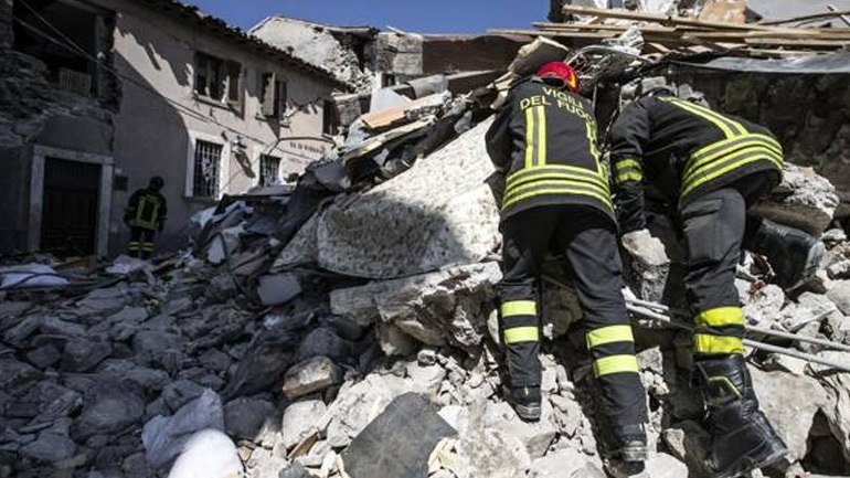 Η μαρτυρία του 19χρονου Ματία για το «φονικό» σεισμό: «Κάτω από τόνους ερείπια κουνούσα μόνο τα δάχτυλά μου»