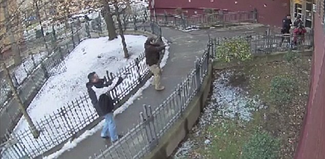 ΗΠΑ: Βίντεο – ντοκουμέντο αστυνομικής βίας κατά 15χρονου Αφροαμερικανού -Τον πυροβόλησαν 16 φορές ενώ είχε παραδοθεί