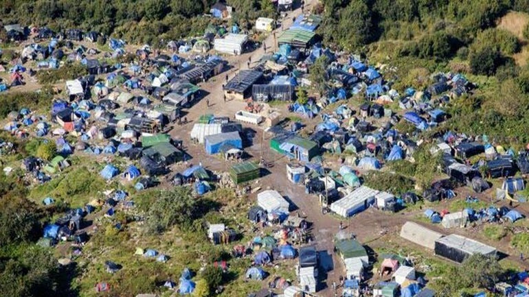 Ένταση μεταξύ Γαλλίας – Βρετανίας για τους μετανάστες στη «ζούγκλα» του Καλαί