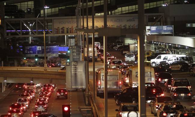 Λήξη συναγερμού στο αεροδρόμιο του Λος Άντζελες – «Δυνατές φωνές» και όχι πυροβολισμοί προκάλεσαν την εκκένωση (φωτό, vid) (upd)