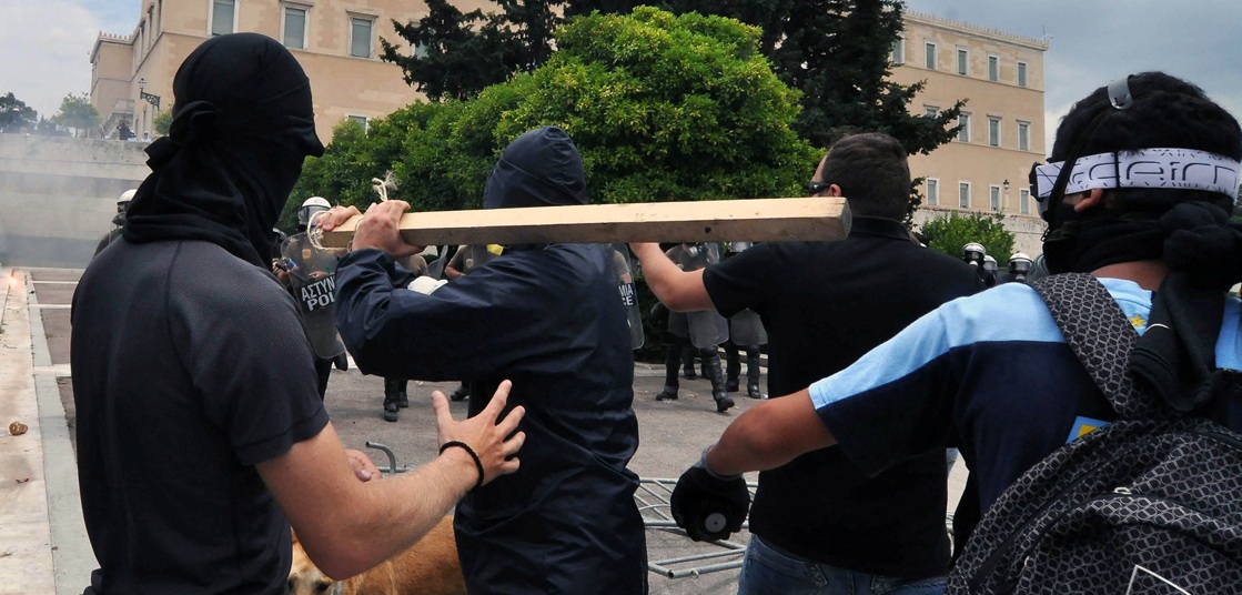 Κουκουλοφόροι αναρχικοί «μαύρισαν» στο ξύλο τον Διοικητή της Τροχαίας στο κέντρο της Αθήνας! (upd)