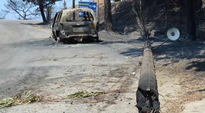 Εμφανή τα σημάδια της πύρινης λαίλαπας στην Σιδηρούντα της Χίου [φωτό]