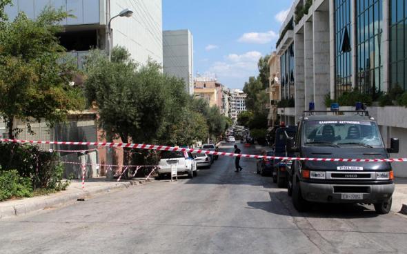 Τηλεοπτικές άδειες: Ισχυρή αστυνομική δύναμη έξω από το κτίριο της γενικής γραμματείας ενημέρωσης – Κλειστή η Αλεξάνδρου Παύλου