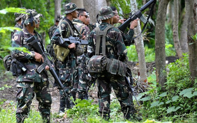 Φιλιππίνες:  Τουλάχιστον 12 στρατιωτικοί νεκροί σε μάχες με οργάνωση ισλαμιστών μέσα στη ζούγκλα