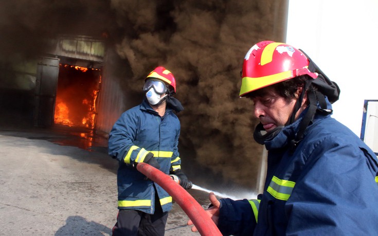 Ανεξέλεγκτη η φωτιά στην Αργολίδα -Κάηκε ολοσχερώς το εργοστάσιο (φωτό,vid)
