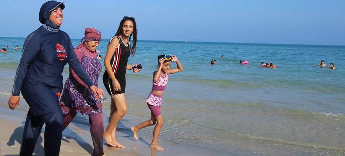 Guardian: 5 μουσουλμάνες εξηγούν γιατί φοράνε μπουρκίνι